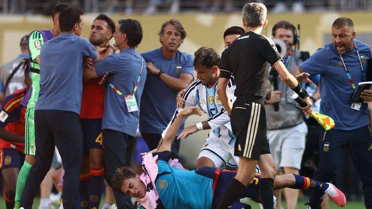 Un argentino pierde los estribos y agarra al español por el cuello tras la  final del Mundial: «¡Esto es un escándalo, qué vergüenza!» | Goal.com Espana