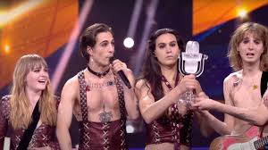 Måneskin is an italian rock band from rome, consisting of lead vocalist damiano david, bassist victoria de angelis, guitarist thomas raggi, and drummer ethan torchio. Hih4retdlukixm