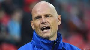 Leverkusen canter home