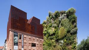 El centro se ubica en una de las escasas muestras de arquitectura industrial del casco histórico de la ciudad, la antigua central eléctrica del mediodía, de comienzos del siglo xx. Caixaforum Madrid Madrid Spain Museum Review Conde Nast Traveler