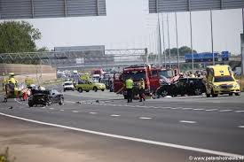 De a2 bij nieuwegein is in beide richtingen afgesloten na een groot ongeluk waarbij zo'n acht personenauto's betrokken zouden zijn. 0297 Nl Ernstig Ongeluk Op A2 Bij Abcoude Drie Gewonden