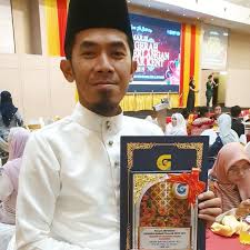 Rupanya lagu berlirik religi itu merupakan lagu asal negeri jiran malaysia. Melihat Sosok Di Balik Lagu Aisyah Istri Rasulullah Yang Trending Di Youtube Kumparan Com