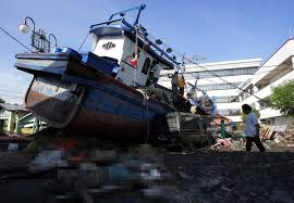 Tsunami yang terjadi di teluk lituya diawali oleh gempa bumi dengan kekuatan 8,3 skala richter, kemudian membuat 30 juta meter kubik batuan dan es jatuh dari ketinggian 914 meter ke arah teluk. Sejarah Tsunami Terbesar Di Muka Bumi Dua Di Antaranya Di Indonesia Merdeka Com