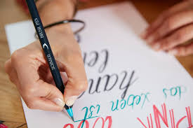 Brush Pens Zum Gestalten Von Schriften Mit Kalligrafie Und Brush Lettering Suchen sie nach handgeschriebene kalligraphie floriert schriftart.