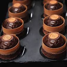 With Chef Francisco Broccolo Tarta Cafe Caramelo Praline De Almendras Mousse De Chocolate Guanaja 70 Cafe Caramelo Untuoso Bizcocho Susve De Chocolat