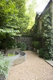 All Stone Back Yard No Mowing No Reseeding No Lumpy Surface Thanks To The Skunks Squirrels And Moles I May Give This Some Kiesgarten Garten Und Gartengestaltung Bilder