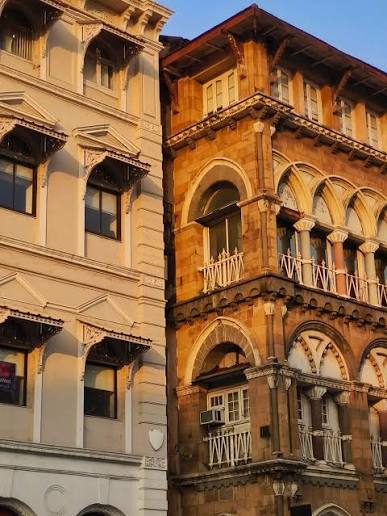 📍 Just off Horniman Circle (formerly Elphinstone Circle), right across from St. Thomas Cathedral, Fort This understated stretch of heritage buildings quietly maps the architectural evolution of Bombay from the late 19th
