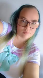 Is Jessee bi or does he just like feminine clothes? A FEATHER BOA???