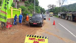 Besok paginya suamiku berangkat kerja untuk melaporkan hasil kerjanya selama 2 hari kepada pimpinannya. Bina Marga Jatim Lakukan Normalisasi Saluran Dan Jalan Di Sejumlah Titik Di Pacitan Pacitanku Com
