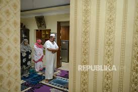 Mungkin sebagian besar anda cukup menyayangkan mengapa pemerintah sampai menghimbau untuk melaksanakan shalat tarawih di rumah saja, padahal ini adalah bagian dari kegiatan keagamaan yang umumnya dilaksanakan secara berjamaah di masjid. Salat Tarawih Di Rumah Pada Masa Pandemi Covid 19 Republika Online