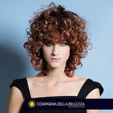 Capelli ricci caschetto medio frangia funky short hair, short hair styles,. Tagli Capelli Ricci Laura Bondesani