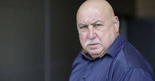 Divákům byl známý z filmů kamarád do deště, příběh kmotra či útěk do budína, ale i ze seriálů ulice a černí baroni. Zomrel Herec Andy Hryc Aktuality Sk