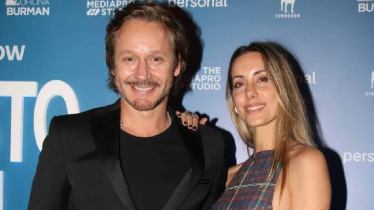Benjamín Vicuña presentó su nueva serie y desfiló junto a su novia Anita  Espasandín: las fotos | eltrece