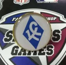 Скачать по прямой ссылке бесплатно логотип и эмблему популярного футбольного клуба из самары крылья советов можно у нас на сайте, кликнув на одной из социальных сетей. Znachok Krylya Sovetov 0737 2sm