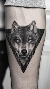 Tatuamgem Masculina De Ombro Em Um Triangulo Lobo Tatuagem Tatuagem Tatuagens Braco antebraco tatuagem lobo masculina. lobo tatuagem