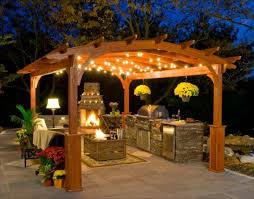 Grillkamin Bauen Outdoor Sitzbereich Pergola Lichterkette Pergola Bauen Aussenkuche Selber Bauen Hintergarten
