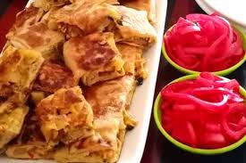 Campurkan tepung terigu kering, 2 sendok makan gula pasir, ragi, baking powder, susu bubuk, dan air. Cara Buat Murtabak Daging Homemade Sedap Ala Bazar