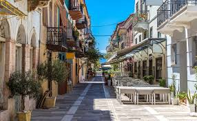 Πόλοι μπαταρίας με χαραγμένη ένδειξη θετικού αρνητικού, διπλές βίδες στερέωσης καλωδίου και παξιμάδι αντοχής. H Yperoxh Palia Polh Toy Nayplioy Newsbeast