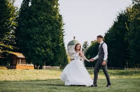 People interacting with each other often makes for a more interesting shot. How To Take Striking Candid Wedding Photos