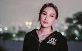 Bermula dari saat sara remaja dan terjebak dalam dunia narkoba. Sara Pajang Foto Demian Temani Edison Dan Tulis Puji Tuhan Netizen Malah Ribut Soal Agama