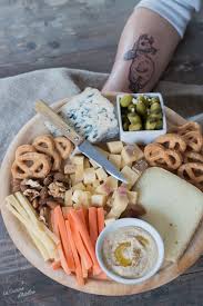 Lors d'un apéro dînatoire, les convives dégustent vos bouchées. Aperitif Dinatoire 3 Idees De Planches Apero La Cuisine D Adeline