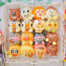 本日の 五感で楽しむパンアート パンがパン食べちゃってるちぎりパン アンパンマンと仲間達が パンや自分たちの顔したパンを食べようとしています ᴗ おや パンよりも好きなものに手を伸ばす仲間達もいるみたい かわいいデザート パンアート
