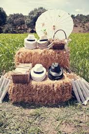 Misez sur des éléments qui rappellent la nature, comme les bottes de paille ! Un Mariage Champetre Justine Huette Creatrice De Jolis Moments Wedding Planner Designer Paris Ile De France 77 91 92 94