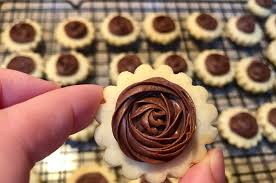 Setelah 15 minit, keluarkan dari oven, paipkan nutella dengan menggunakan piping bag. Nutella Tarts Olady Bakes