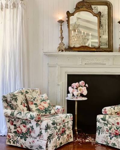 Would it surprise you to know that when I was first married- we bought a sofa that was covered in beautiful chintz floral goodness? All Over pink cabbage roses, ditsy ruffled pillows