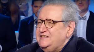 Ha disturbi visivi dall'età di 7 anni, ha il parkinson e il diabete, ma ride delle proprie disgrazie. Domenica In Omaggia Vincenzo Mollica Dopo Il Suo Addio Alla Televisione