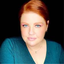 Mandi Thomas's Instagram, Twitter & Facebook