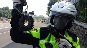 Kisah seorang tukang sapu jalanan video ini menceritakan tentang kisah seorang tukang. Kisah Abdul Rohim Relawan Sapu Ranjau Paku Di Jalanan Kumpulkan 4 Ton Pernah Ditabrak Motor Tribunnews Com Mobile
