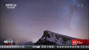 2021英仙座流星雨在哪看 ？ 直播+回放入口 ：入口1 | 入口2 七夕前夕，浪漫天象再次上演，全年最值得期待的流星雨归来了。8月13日，英仙座流星雨上演极大，如果天色晴朗、大气洁净，市民不妨到户外进行观赏，感受盛夏夜空浪漫的气氛。 Vjuqqhutjo0c3m