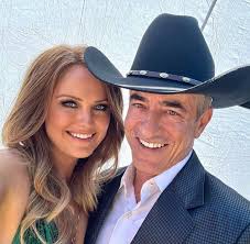 Meet Mr and Mrs Banks 💫 #thehuntingwives Oh we've got something cooking  alright 😎. Repost from @dermotmulroney • this is how it's done ❤️🤠✓  @malinakerman @rebecca_p_cutter @may_cobb @starz #THW start of production