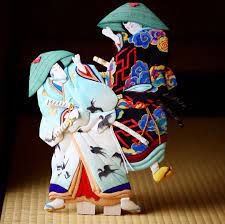 押絵雛 歌舞伎十八番 不破 三代豊国より 不破の 黒地に雲と稲妻模様 は荷翠 山三の 水浅黄色地に雨とツバメの模様 は宝井其角の句が元になってる衣装だそうです 現在にも引き継がれている衣装なので 原画よりも現在の衣装の色合いに変えてみました