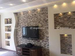 Televizyon arkası dekorasyon modelleri arasında en çok tercih edilen çalışmalarda dekoratif duvar kağıtları ve taş kaplamalar karşımıza çıkıyor. Tv Unite Arkasi Dogal Tas Kaplama Salon Dekorasyon 31