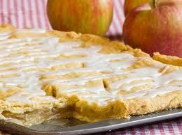 Der Gedeckte Apfelkuchen Gehort Zu Den Klassikern Unter Den Obstkuchen Wir Verraten Ihne In 2020 Gedeckter Apfelkuchen Mit Zuckerguss Rezepte Apfelkuchen Mit Hefeteig