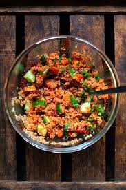 Ich fotografiere ja mehrere rezepte pro woche und manche landen erst nach monaten auf dem blog. Lauwarmer Couscous Salat Mit Getrockneten Tomaten Kochkarussell