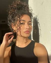 Ideias de Penteado para Cabelo Cacheado: (Curto, Médio, Longo + Todas as  Curvaturas) - Mulher Além da Mãe