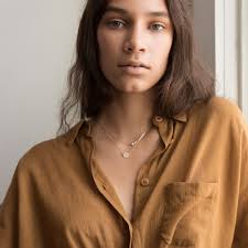 ミニマルイニシャルネックレス、フローティングサークルペンダント、レターディスク、レイヤーネックレス