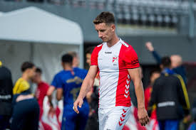 Fc emmen contracteert mitch apau; Pays Bas Le Fc Emmen Prive De Son Sponsor Maillot Un Fabricant De Sex Toys L Equipe