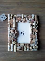 Cornice Fai Da Te Con Tappi Di Sughero Jpg 570 760 Wine Cork Crafts Wine Cork Diy Cork Crafts