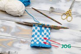 Knitting in the round is really knitting in a spiral, so the stripes don't line up at the end of a round. Knitting Jogless Stripes In The Round For Beginners Video Tutorial