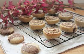 E se non trovate la farina di riso nella salumeria sotto casa? Biscotti Bicolore Con Frolla Senza Uova E Burro Di Farina Integrale E Farina Di Riso Delizie Confidenze