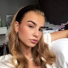 Daisy Kelly's Instagram, Twitter & Facebook