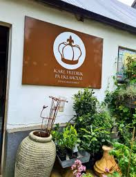 På gården eklaholm driver karl fredrik gustafsson och sambon petter kjellén en handelsträdgård, inredningsbutik och plantskola, och det är där serien spelas in. Majipparesor Se Wp Content Uploads 2020 10 2020