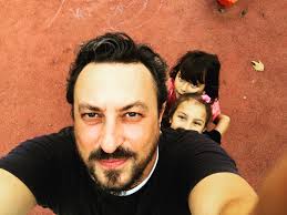 He was married for six years to tuba büyüküstün, with whom he has twin daughters. Daha Ve Sahsiyet Le Kendini Kanitlayan Kurk Mantolu Madonna Nin Yonetmeni Onur Saylak Hakkinda 9 Bilgi