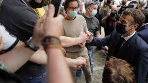 Emmanuel macron se fait gifler lors d'un déplacement dans la drôme. 6jwtctoa6sp31m