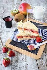 Comment Leur Faire Manger Des Asperges Et Des Mangues Sandwich De Fruits Au Crud De Framboises Realisation L Alimentation Manger Des Fruits Fruits Et Legumes