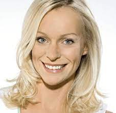 Encontre as fotografias de stock e imagens de notícias editoriais de sportmoderatorin perfeitas com a getty images. Sportmoderatorin Diese Frau Ersetzt Monica Lierhaus An Der Schanze Welt